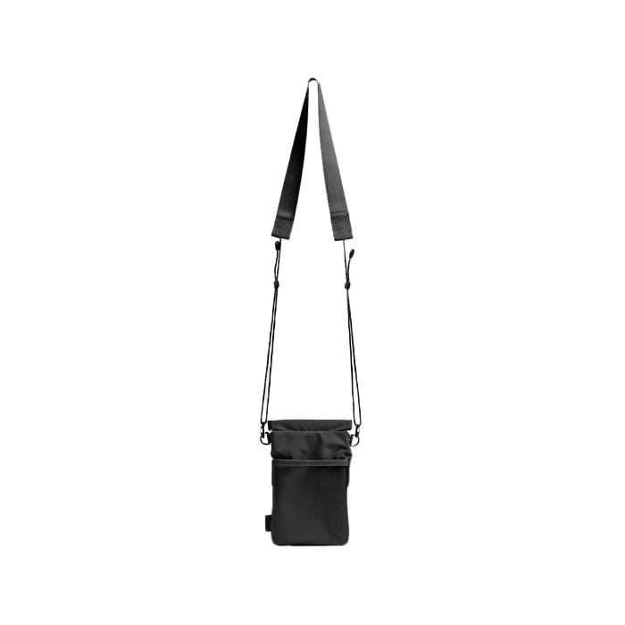 Shop and buy Bitplay Essential Phone Pouch| KURUMIZ online with great deals and sales prices with fast and safe shipping. KURUMIZ is the largest Singapore official authorised retailer for the largest collection of mobile premium accessories.