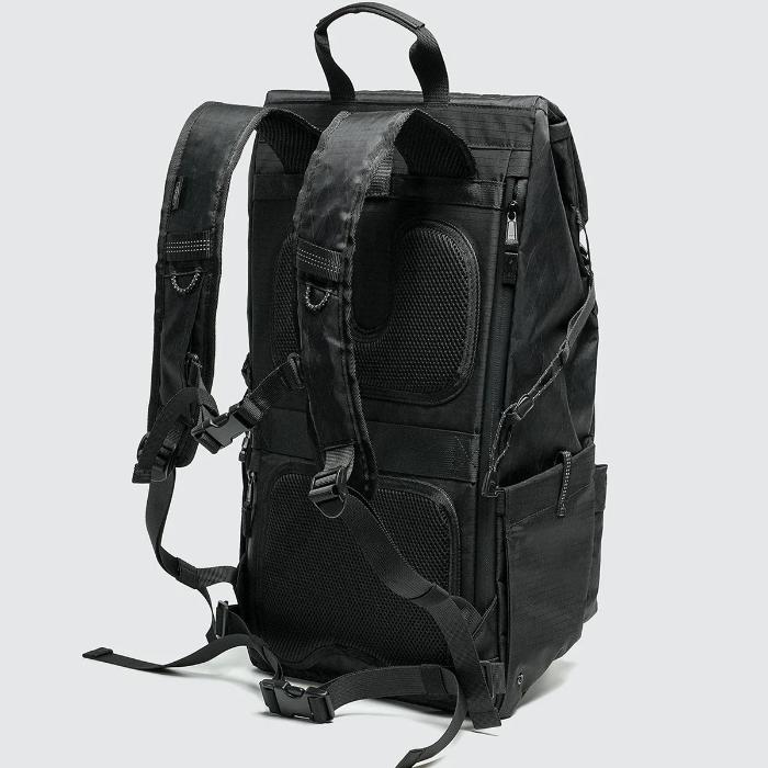 Shop and buy Bitplay Black Series Backpack 28L| KURUMIZ online with great deals and sales prices with fast and safe shipping. KURUMIZ is the largest Singapore official authorised retailer for the largest collection of mobile premium accessories.
