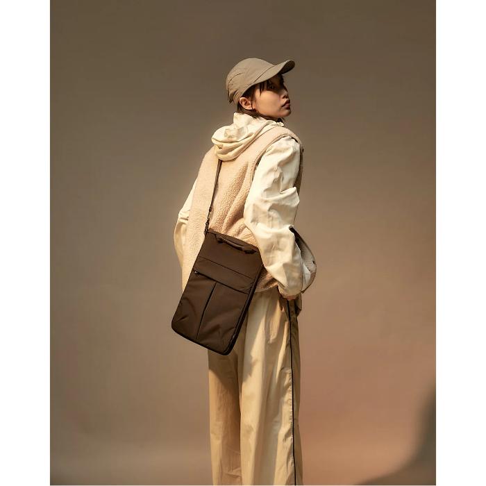 Shop and buy Bitplay Essential 14" / 16" Lightweight, Water-Repellent Sling-Bag| KURUMIZ online with great deals and sales prices with fast and safe shipping. KURUMIZ is the largest Singapore official authorised retailer for the largest collection of mobile premium accessories.