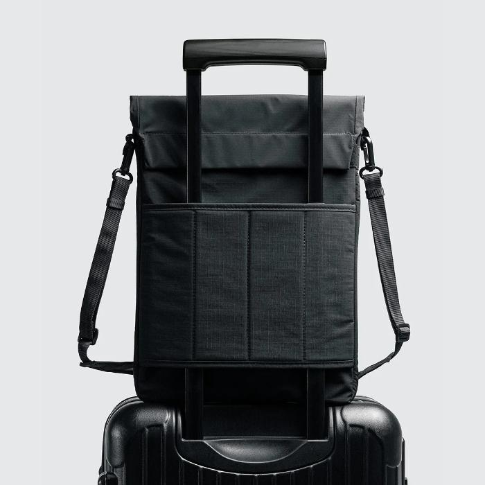 Shop and buy Bitplay Essential 14" / 16" Lightweight, Water-Repellent Sling-Bag| KURUMIZ online with great deals and sales prices with fast and safe shipping. KURUMIZ is the largest Singapore official authorised retailer for the largest collection of mobile premium accessories.