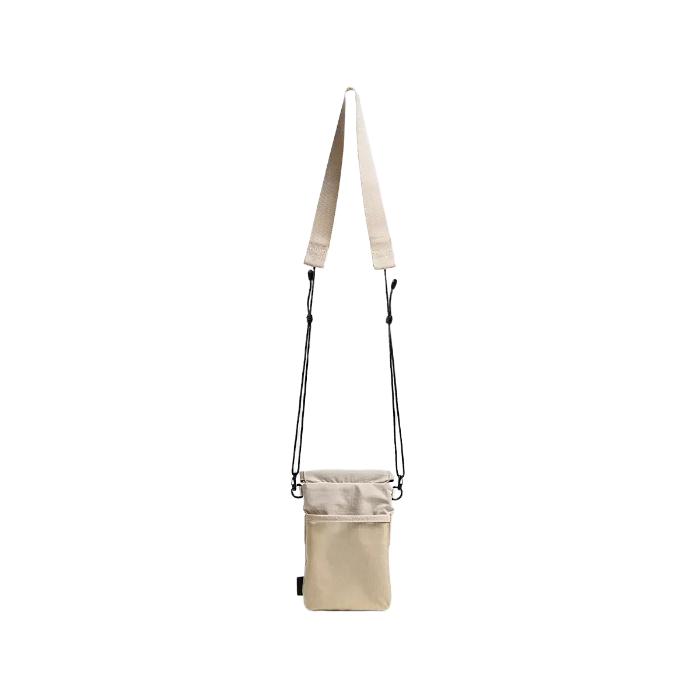 Shop and buy Bitplay Essential Phone Pouch| KURUMIZ online with great deals and sales prices with fast and safe shipping. KURUMIZ is the largest Singapore official authorised retailer for the largest collection of mobile premium accessories.