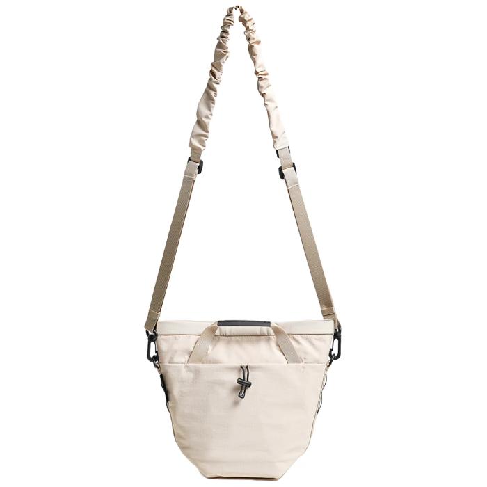 Shop and buy Bitplay Essential Snapper Sling-Bag 2.5L| KURUMIZ online with great deals and sales prices with fast and safe shipping. KURUMIZ is the largest Singapore official authorised retailer for the largest collection of mobile premium accessories.