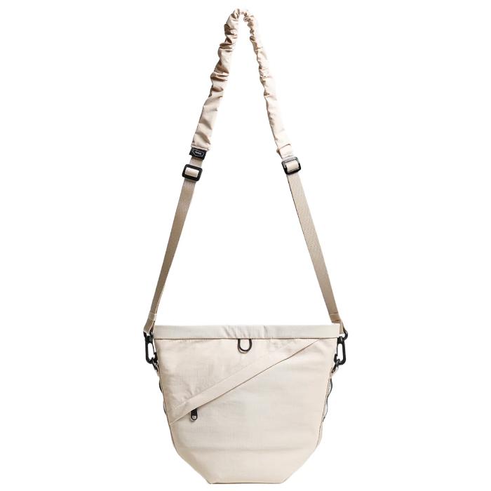 Shop and buy Bitplay Essential Snapper Sling-Bag 2.5L| KURUMIZ online with great deals and sales prices with fast and safe shipping. KURUMIZ is the largest Singapore official authorised retailer for the largest collection of mobile premium accessories.