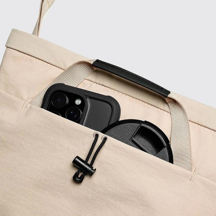 Shop and buy Bitplay Essential Snapper Sling-Bag 2.5L| KURUMIZ online with great deals and sales prices with fast and safe shipping. KURUMIZ is the largest Singapore official authorised retailer for the largest collection of mobile premium accessories.