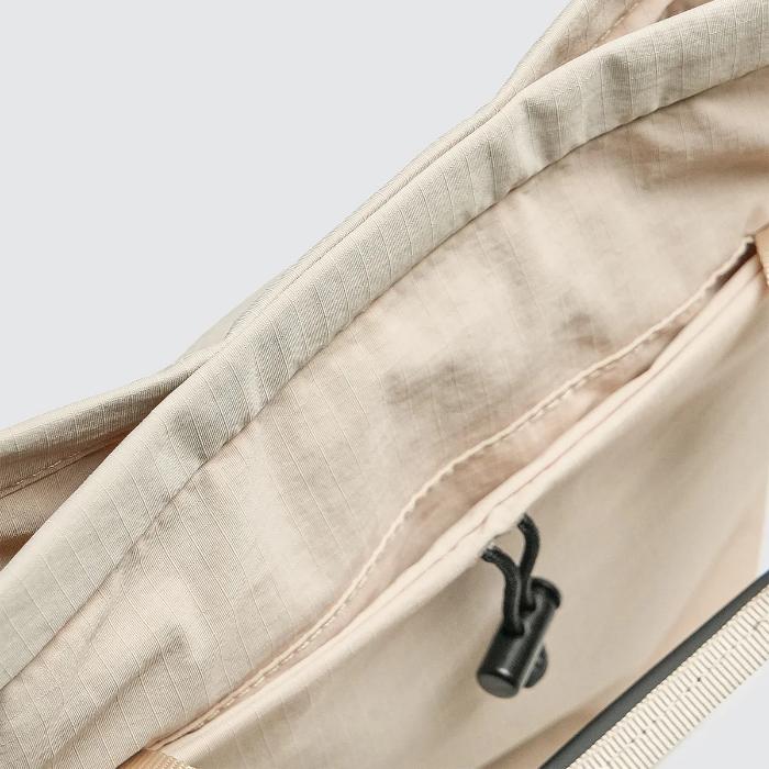 Shop and buy Bitplay Essential Snapper Sling-Bag 2.5L| KURUMIZ online with great deals and sales prices with fast and safe shipping. KURUMIZ is the largest Singapore official authorised retailer for the largest collection of mobile premium accessories.