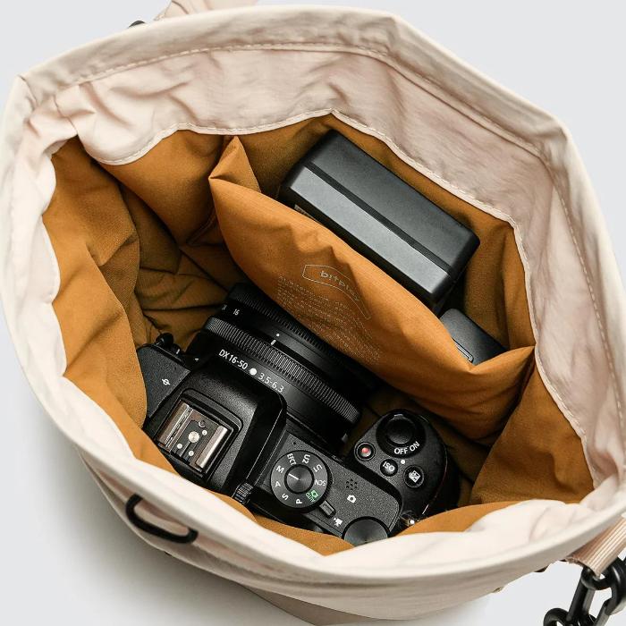 Shop and buy Bitplay Essential Snapper Sling-Bag 2.5L| KURUMIZ online with great deals and sales prices with fast and safe shipping. KURUMIZ is the largest Singapore official authorised retailer for the largest collection of mobile premium accessories.
