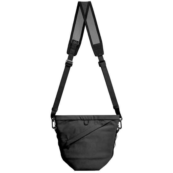Shop and buy Bitplay Essential Snapper Sling-Bag 2.5L| KURUMIZ online with great deals and sales prices with fast and safe shipping. KURUMIZ is the largest Singapore official authorised retailer for the largest collection of mobile premium accessories.